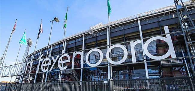 Foto: Feyenoord-directeur legt gehekelde mondkapjesplicht uit