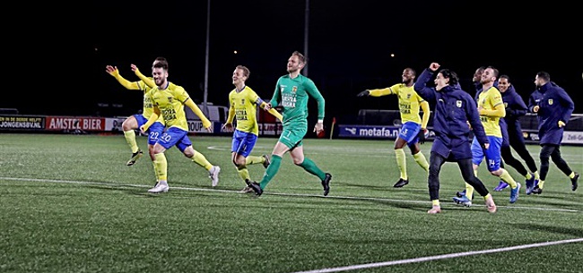 Foto: Cambuur-fan op de stoep bij de KNVB: 'Ik hoopte stiekem de 30.000 nog te halen'