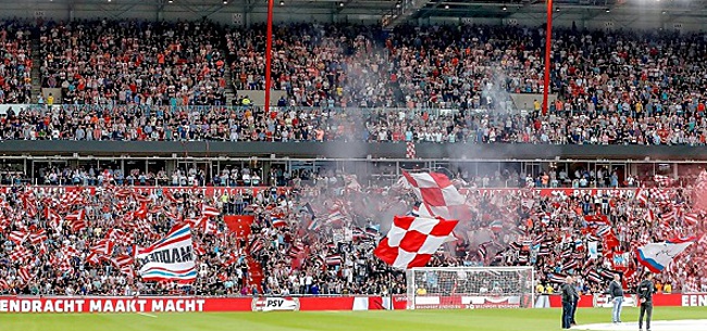 Foto: PSV-fans zetten vraagtekens bij coronaregels: 'Flauwekul'