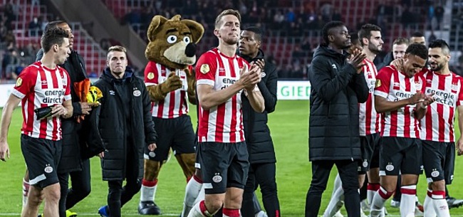 Foto: Niet alleen maar hosanna bij PSV: fans maken gehakt van één speler
