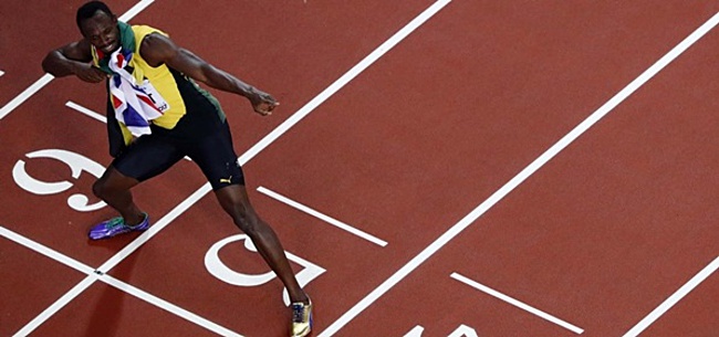 Foto: Usain Bolt wijst voetballer aan: 